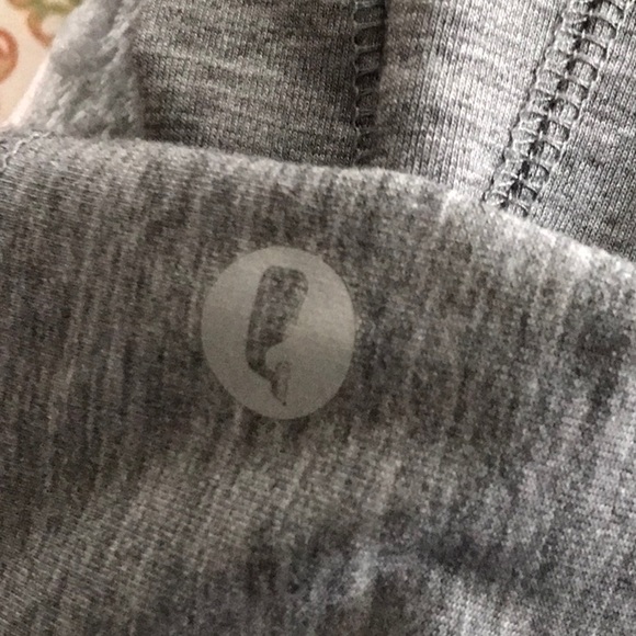 Great condition vineyard vines shirt - Picture 7 of 7